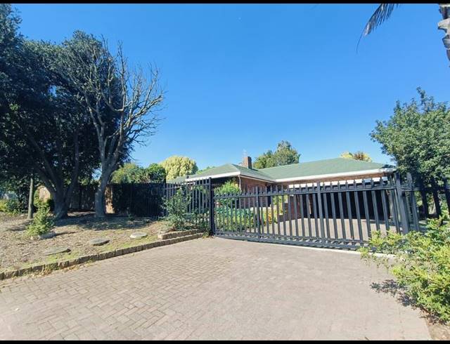 4 BEDROOM HOUSE FOR SALE IN SCHOONGEZICHT